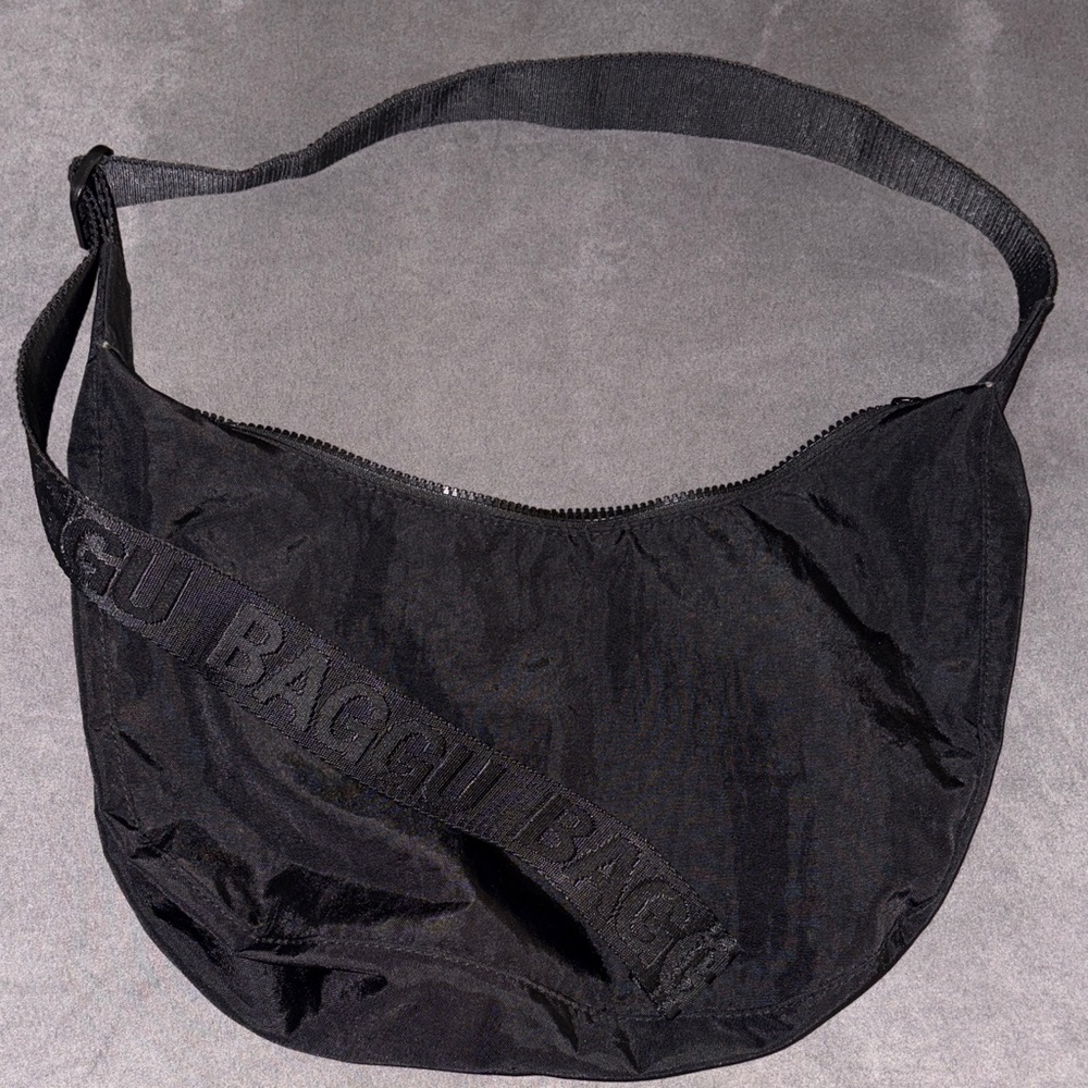 Black Medium Crescent Baggu